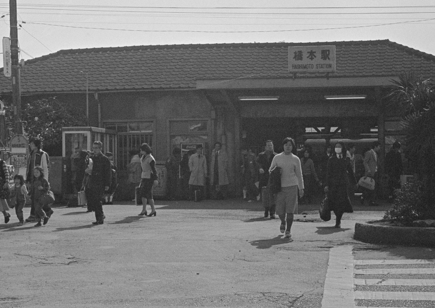 モノクロ写真での橋本駅の様子